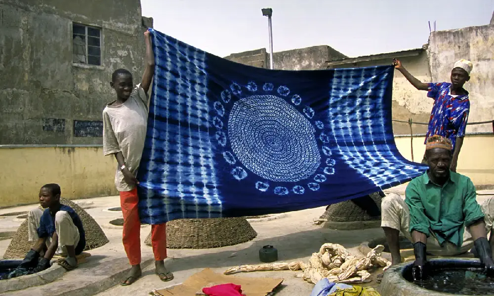 Tissu indigo: entre héritage ancestral et modernité vestimentaire