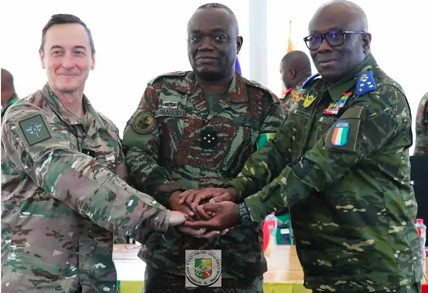 Lutte contre le terrorisme: à Cotonou, le Bénin, la Côte d’Ivoire et la France renforcent la coopération militaire